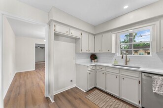 Building Photo - 10722 Glenway Dr