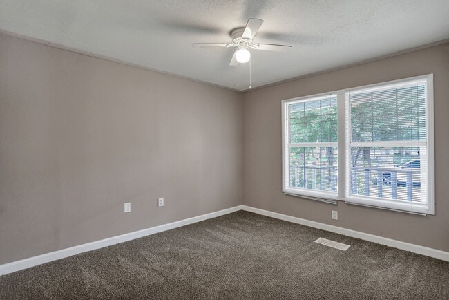 Building Photo - Cozy 3 Bedroom Home