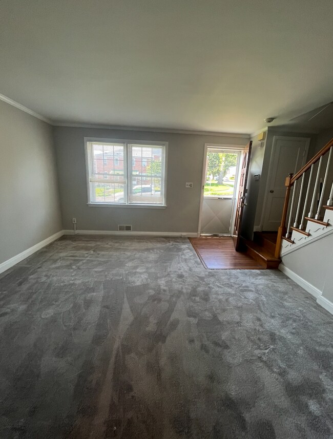 Foto del edificio - Freshly Painted 3 Bedroom, 1 Bath Row Home...