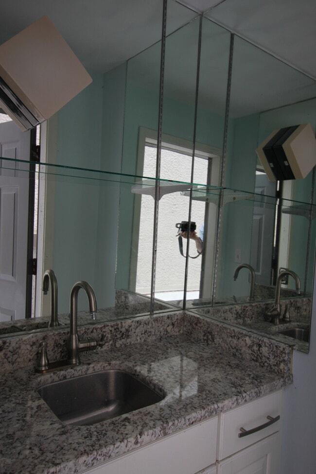 Foto del edificio - 90 Helmsman Way