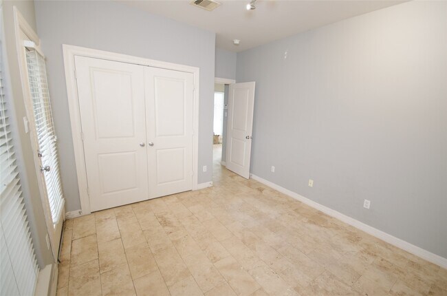 Building Photo - 3802 Center Plaza Dr