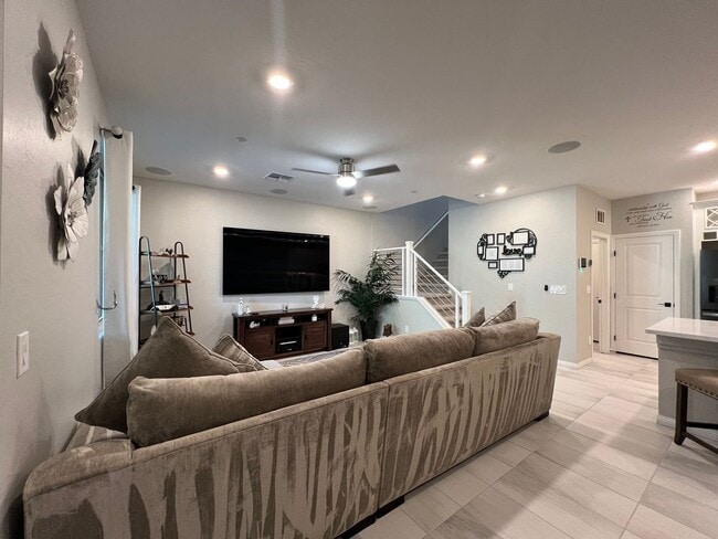 Building Photo - Beautifully upgraded 3BD/2.5BA townhome in...