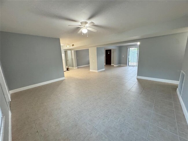 Building Photo - 427 Country Club Dr