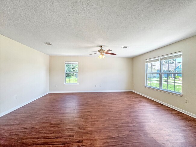 Foto del edificio - 7521 Blue Jay Dr