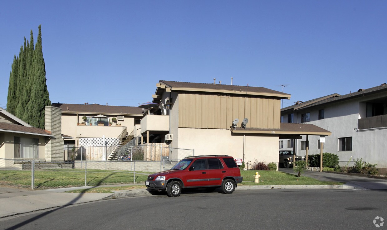 Primary Photo - 521 Ridgeway Ln