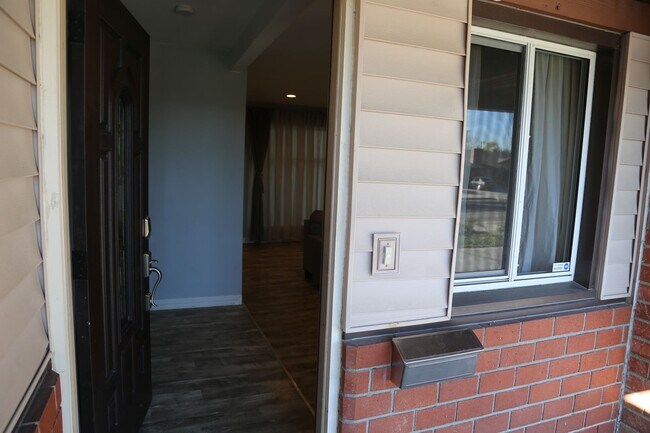 Building Photo - Quiet Corner House in Anaheim