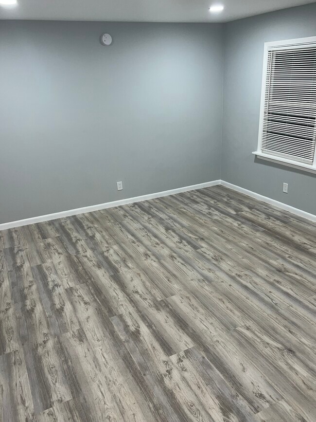 1BD/1BTH LIVING ROOM - Clarissa Properties