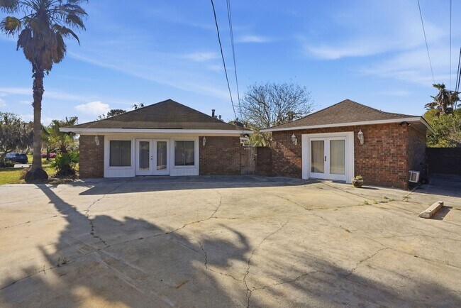 Foto del edificio - Mayfair Home For Lease with Backyard Oasis!