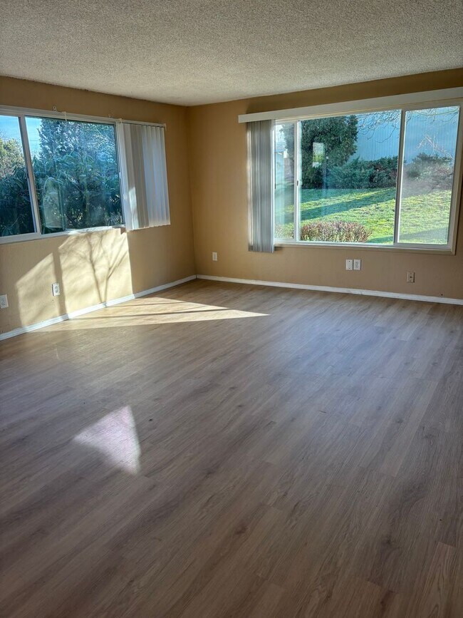 Building Photo - 2 bedroom duplex in Aloha