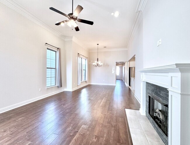 Foto del edificio - 3 Bedroom House off Nicholson with Community Pool