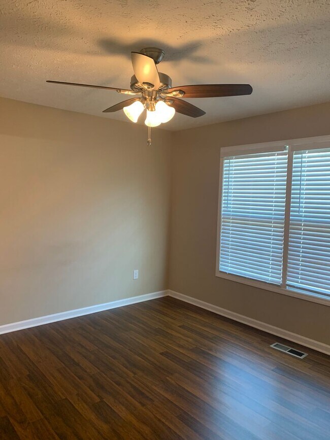Building Photo - Beautiful 3 Bed, 2 Bath home located in Ma...