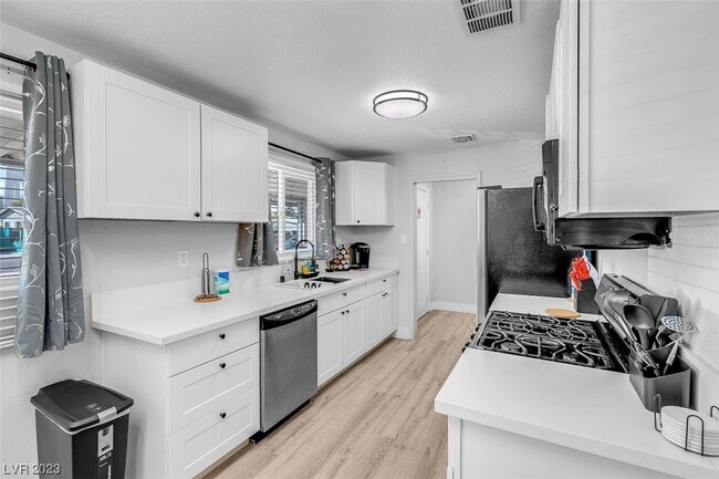 Building Photo - 2301 S Beverly Way