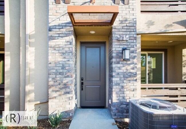 Foto del edificio - Stunning Three-Story Home! 3 Bed / 3 Bath ...