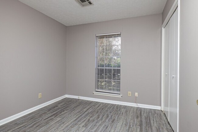 Building Photo - 701 Mary Ethel Dr