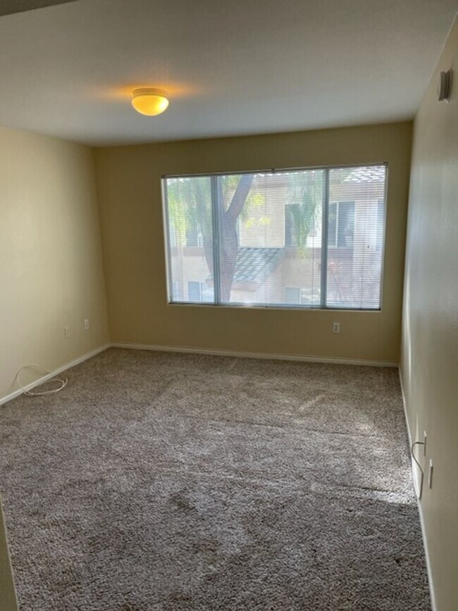 Building Photo - 3 BEDROOMS 2 BATHS UPSTAIRS LEVEL UNIT