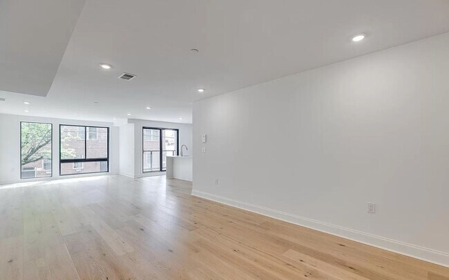 Foto del edificio - Luxurious 2-Bedroom Apartment Located in L...