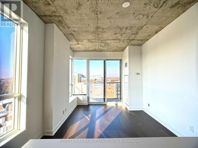 Photo du bâtiment - 1030 King St W