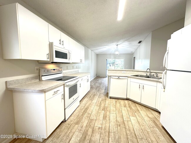 Building Photo - 670 Benton Dr