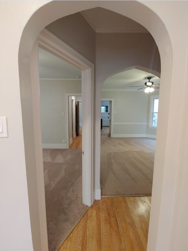 Foyer - 5053 N Ridgeway Ave