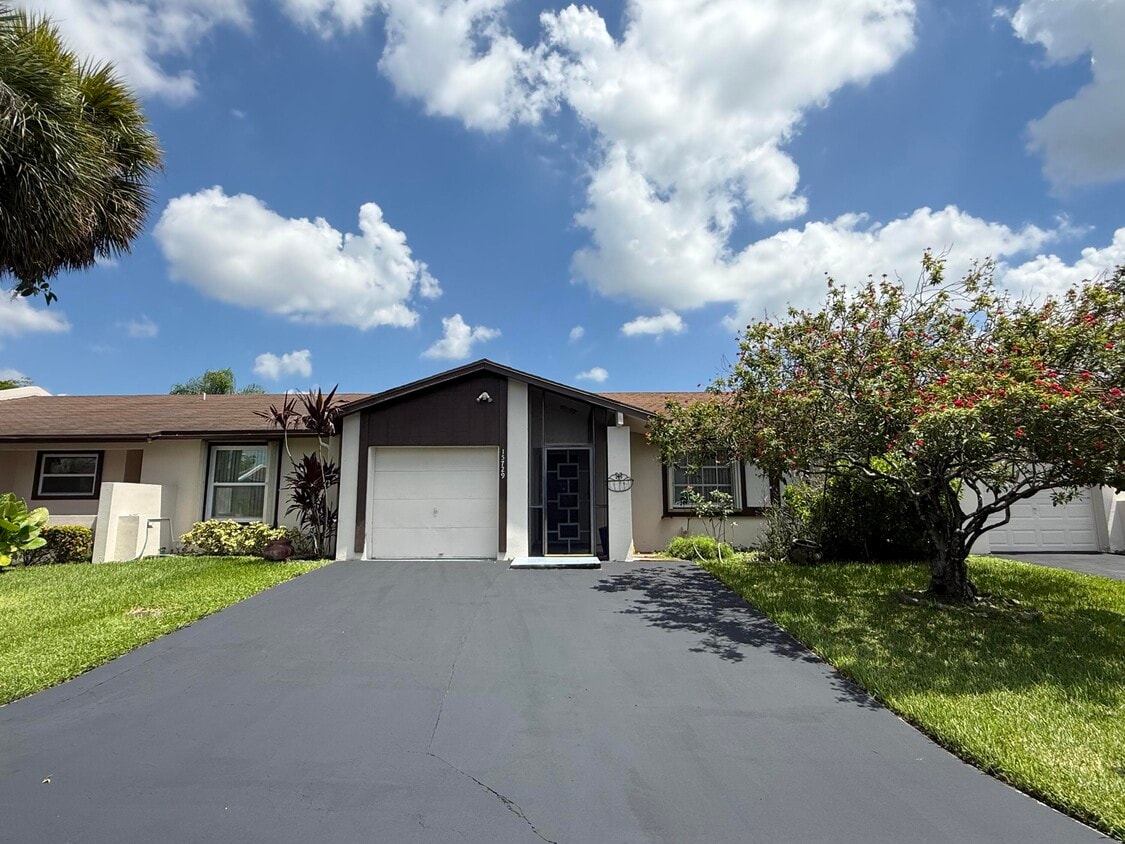 Primary Photo - 15729 Bottlebrush Cir