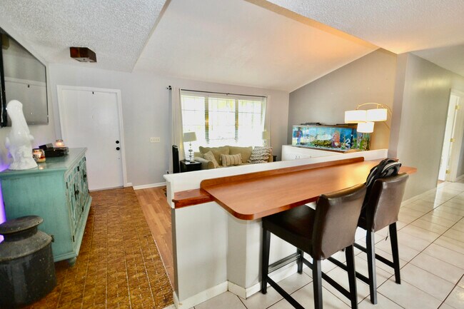 Foto del edificio - 1440 Woodcrest Rd E