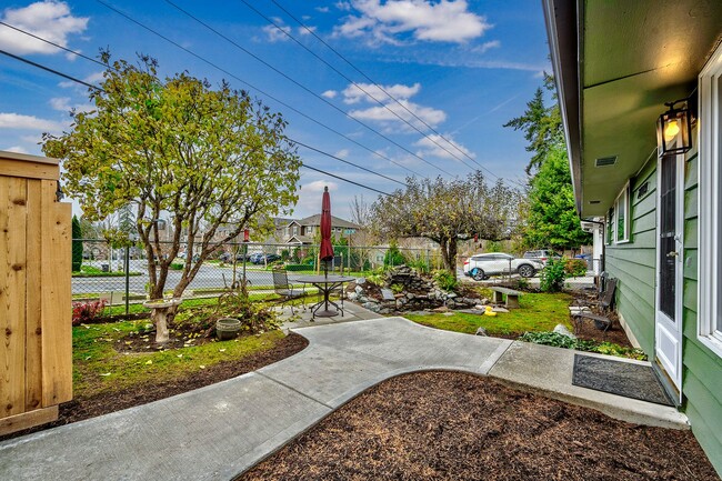 Building Photo - East Lynnwood Three Bed, 1 1/2 Bath Rambler