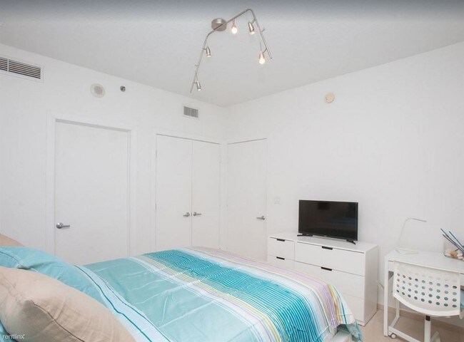 Building Photo - 1 br, 1 bath Apartment - 1365 NE 105th St