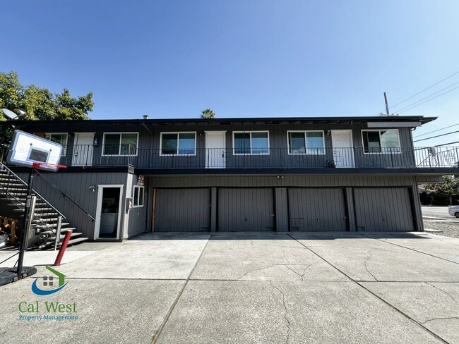 Foto del edificio - $2695 Remodeled 2 Bed/1 Bath Upstairs Unit