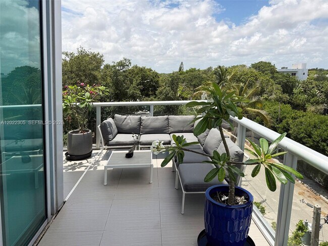 Foto del edificio - 720 NE 62nd St