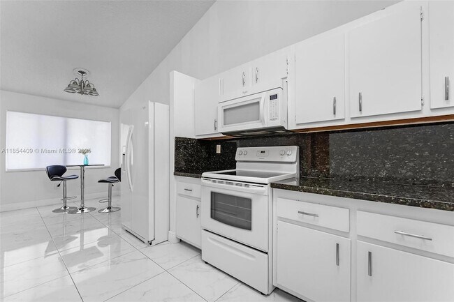 Foto del edificio - 19932 NE 5th Ct