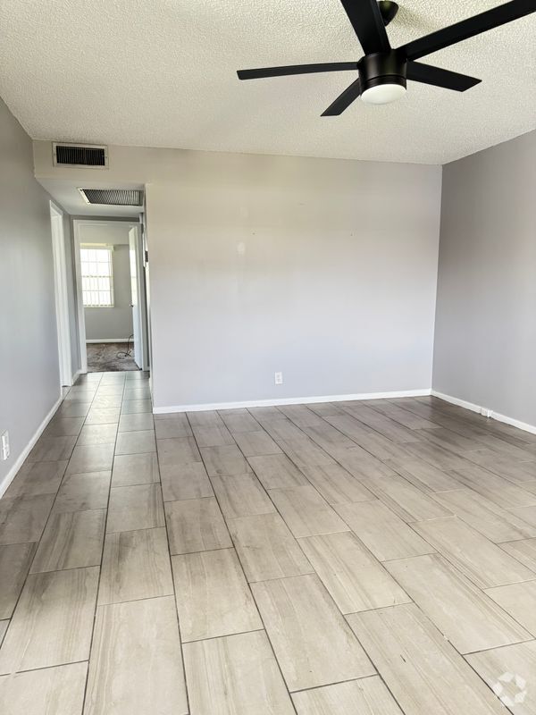 Building Photo - 165 Fanshaw D
