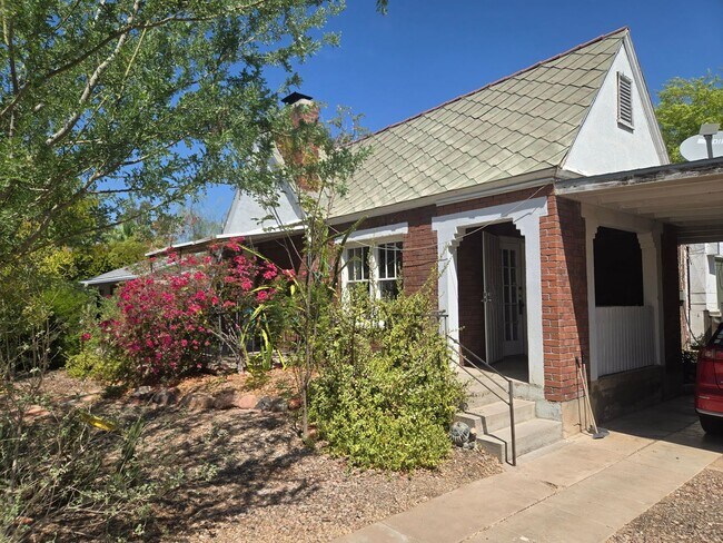 Building Photo - 2 bed 2 bath Tudor historic upgraded home