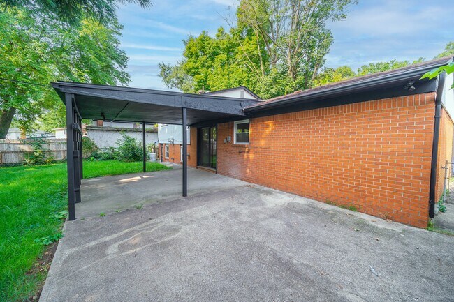 Foto del edificio - 2446 Daily Rd