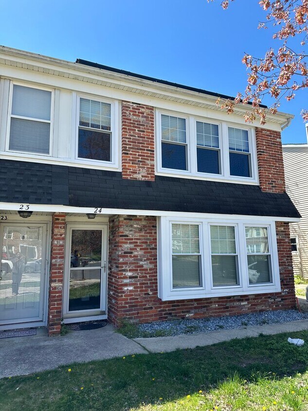 Foto principal - 2 story, 3 bedroom home