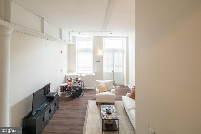 Foto del edificio - 5056-56 N Front St