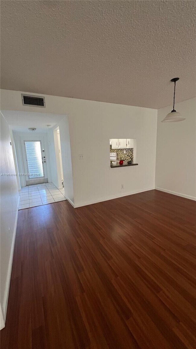 Foto del edificio - 8300 Sands Point Blvd