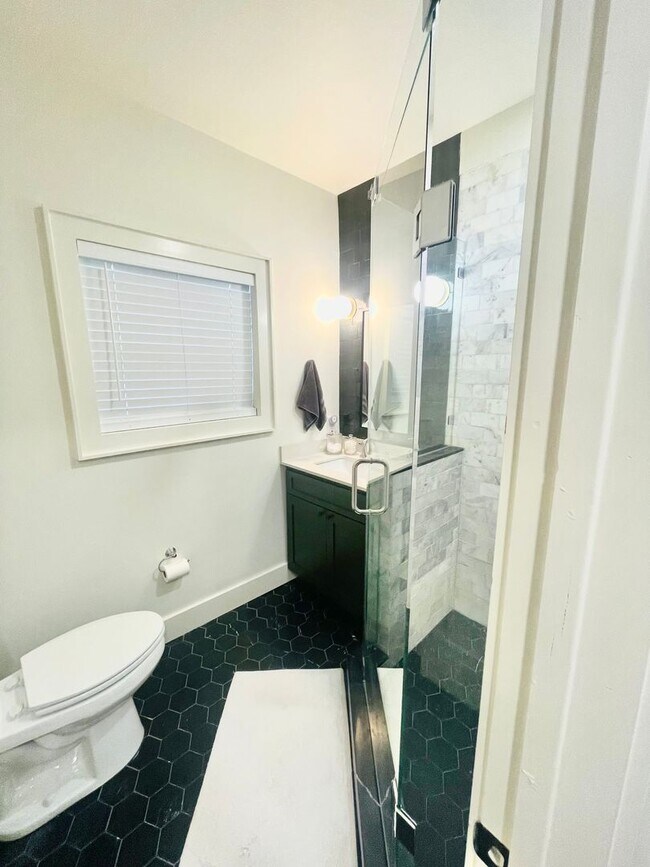 Building Photo - 4004 Roswell St