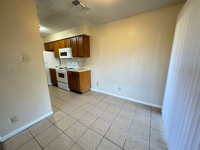 Building Photo - 1701 Cedarview Cir