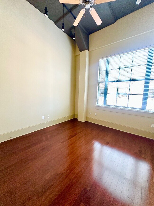 Foto del edificio - Beautiful 1 Bedroom Apartment Downtown