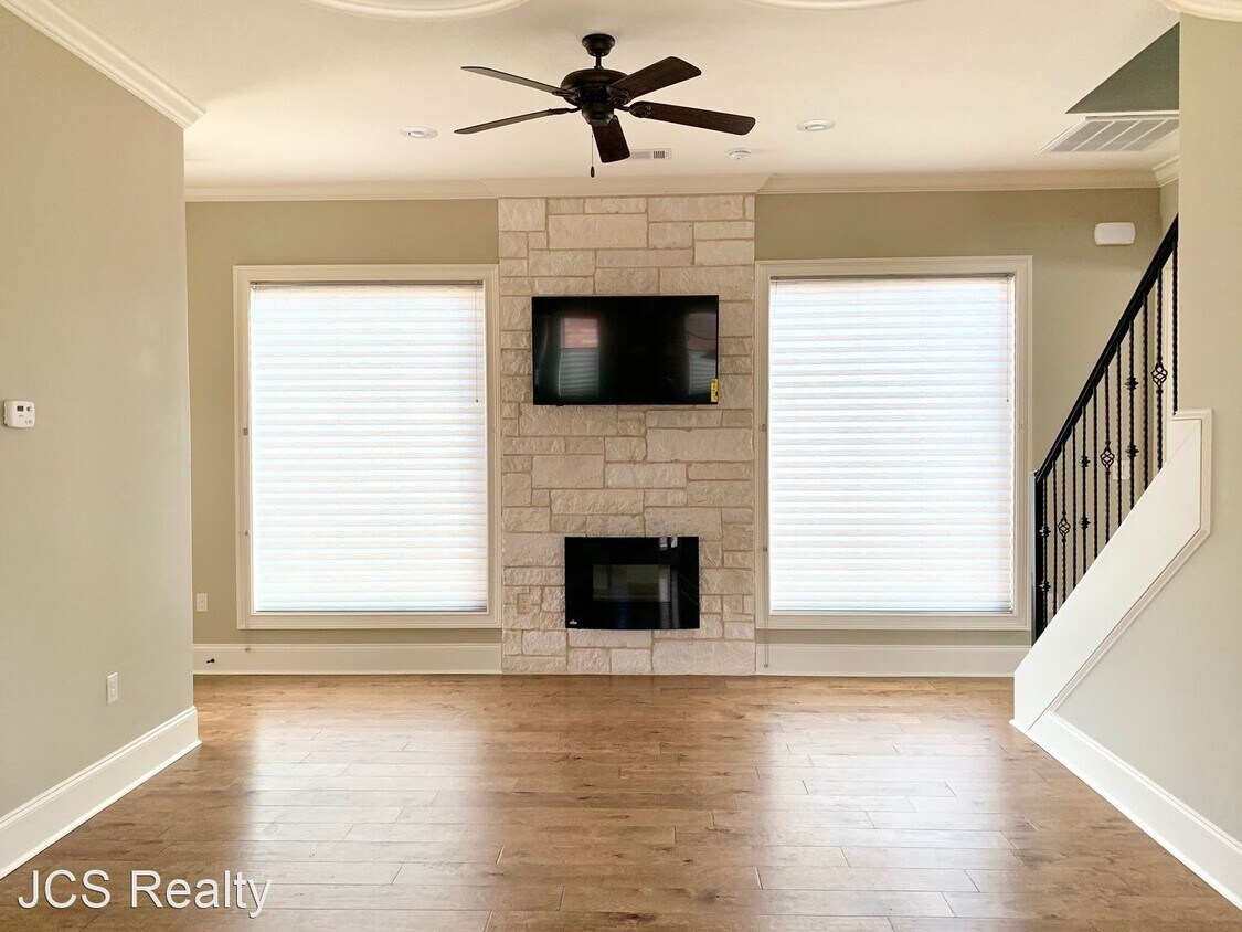 Primary Photo - 3 br, 2.5 bath House - 2807 Village Meadow...