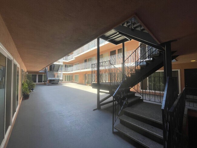 Foto del edificio - Modern Alamitos Beach 2 bedroom Condo plus...