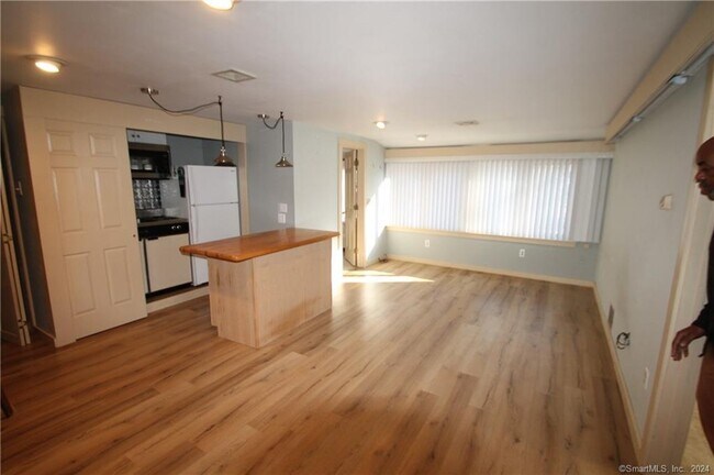 Foto del edificio - 74 Sunset Hill Rd