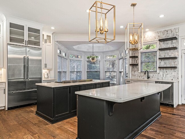Building Photo - Beautifully built, renovated home boasts 5...