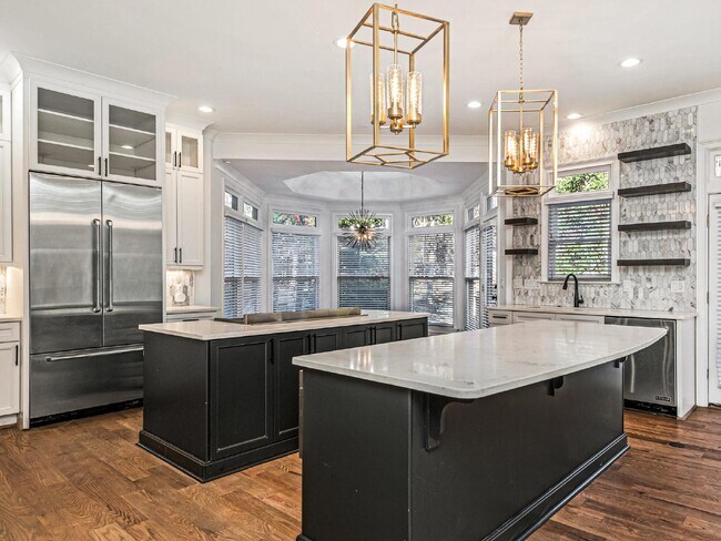Foto del edificio - Beautifully built, renovated home boasts 5...