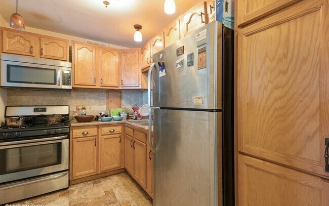 Kitchen - 1400 E 55th Pl