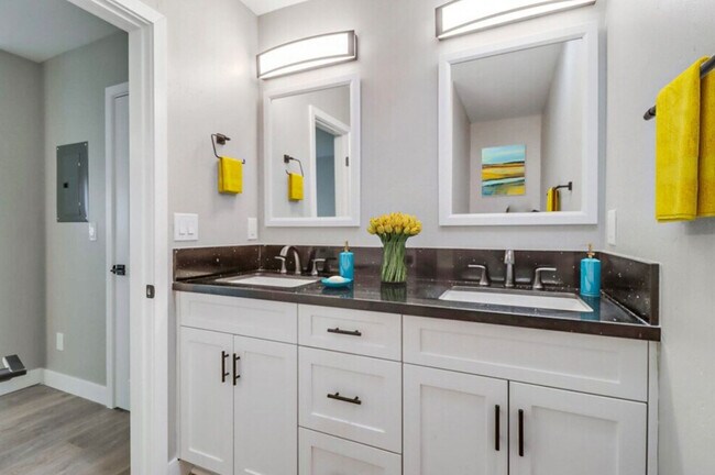 Foto del edificio - Duplet at Hillcrest | Modern Studio & 3 Bedroom Apartments in Hillcrest