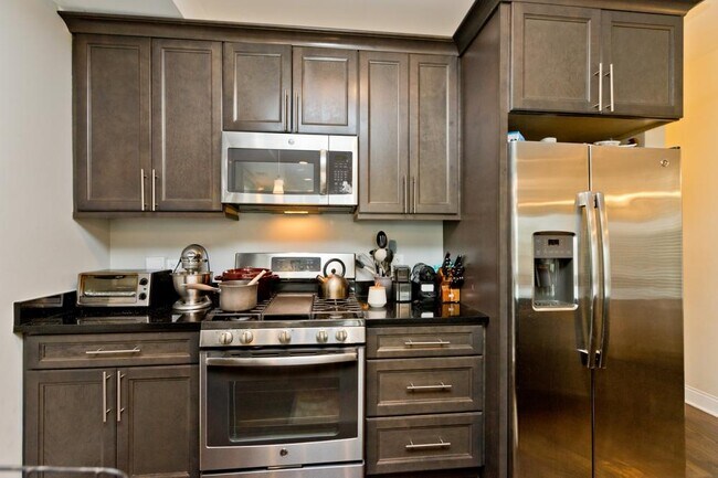 Building Photo - 4 bedroom in Chicago IL 60618