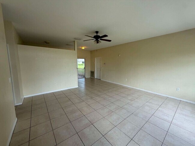 Foto del edificio - COMING SOON!!! Charming 3/2/2 car garage home in North Port