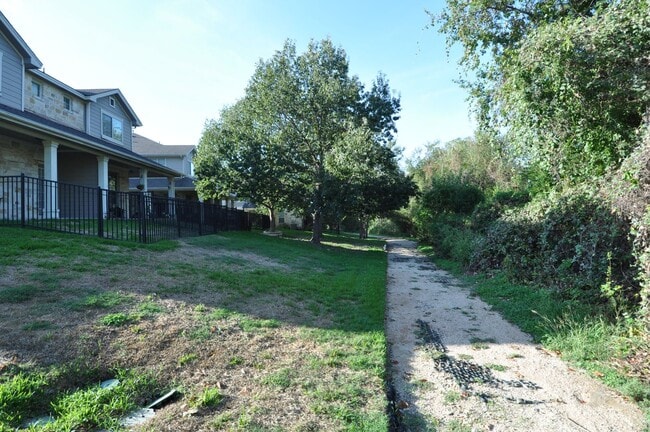 Building Photo - All appliances included! Gated lock and leave condo community in North Austin