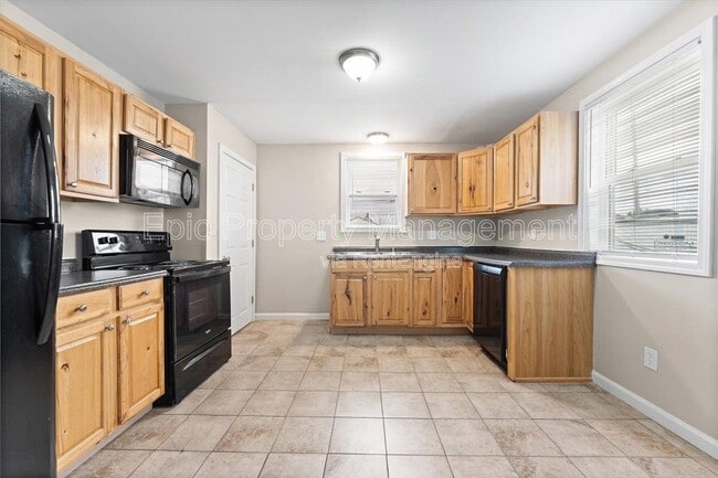 Building Photo - 647 Elm St